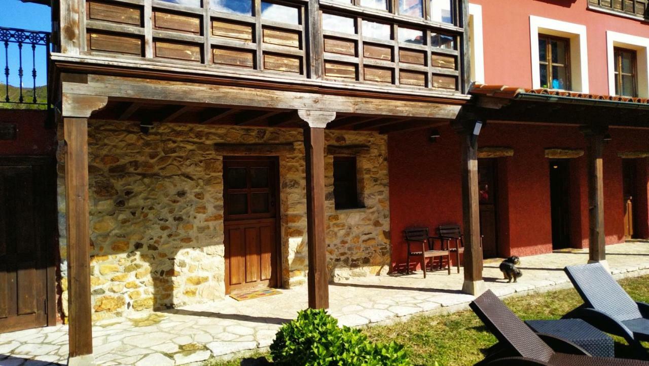 El Interior De Gaia Guest House Arriondas Exterior photo